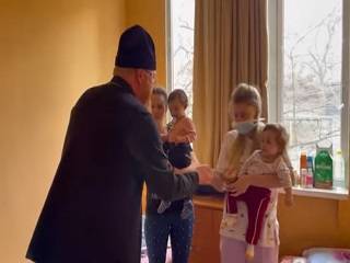 В Одессе священники УПЦ поздравили с Пасхой медиков и детей в больницах
